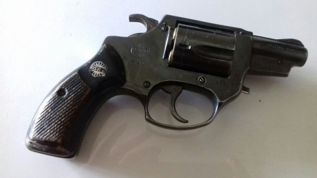 Hola un amigo pone a la venta este revolver Astra 2 pulgadas calibre 38 especial,  esta guiado  en A. 01