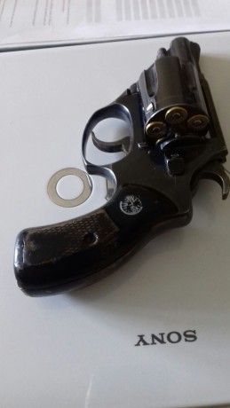 Hola un amigo pone a la venta este revolver Astra 2 pulgadas calibre 38 especial,  esta guiado  en A. 00