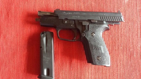 Se vende Sig-Sauer Cal. .40 S&W, impecable con seis cargadores y maletín originales. todo 600 euros. 01