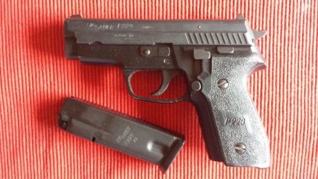 Se vende Sig-Sauer Cal. .40 S&W, impecable con seis cargadores y maletín originales. todo 600 euros. 00