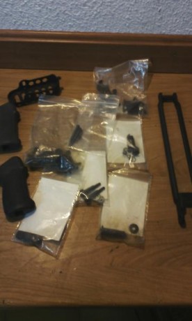 Cargador corto nuevo   15 € 
Cargador largo nuevo    20 € 
Correa portafusil nueva 15 €
Baquetas  15 €
Dispongo 00