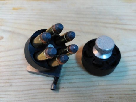 Vendo dos cargadores rápido para el revolver S&W 28 Patrolman en perfecto estado. 25 € con portes 00