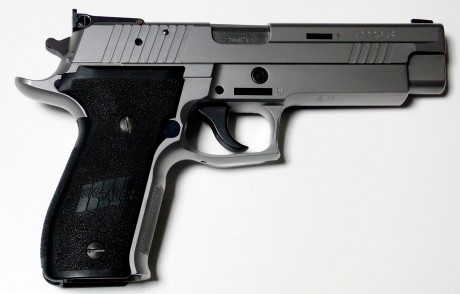 Se vende Sig Sauer P226S, calibre 9mm Parabellum, maletín original y dos cargadores (uno de ellos con 02