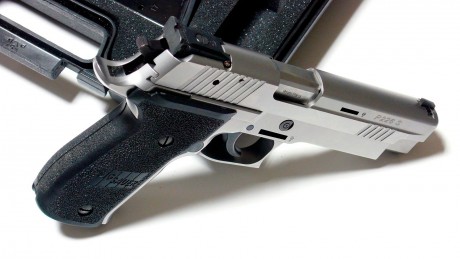 Se vende Sig Sauer P226S, calibre 9mm Parabellum, maletín original y dos cargadores (uno de ellos con 12
