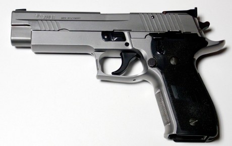 Se vende Sig Sauer P226S, calibre 9mm Parabellum, maletín original y dos cargadores (uno de ellos con 10