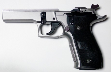 Se vende Sig Sauer P226S, calibre 9mm Parabellum, maletín original y dos cargadores (uno de ellos con 22