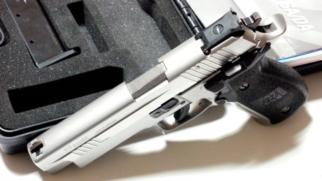 Se vende Sig Sauer P226S, calibre 9mm Parabellum, maletín original y dos cargadores (uno de ellos con 20