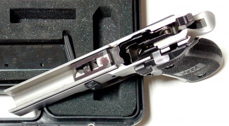 Se vende Sig Sauer P226S, calibre 9mm Parabellum, maletín original y dos cargadores (uno de ellos con 31