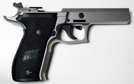 Se vende Sig Sauer P226S, calibre 9mm Parabellum, maletín original y dos cargadores (uno de ellos con 30