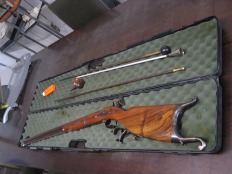 Hola, un amigo me ha pedido que le anuncie este rifle, con maleta, embudo y baqueta carga/limpieza, así 02