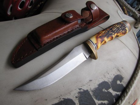 vendo machete de caza,comprado en  U.S.A. y con poco uso, precio de 38 euros con el envío incluido. wasat 02
