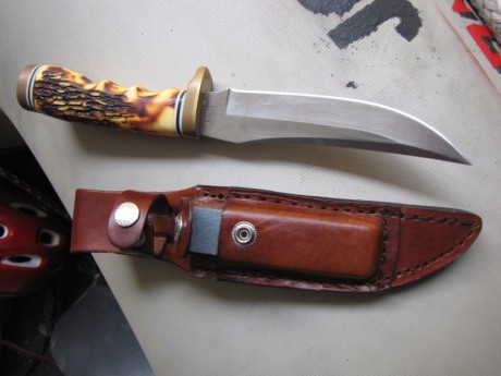 vendo machete de caza,comprado en  U.S.A. y con poco uso, precio de 38 euros con el envío incluido. wasat 01