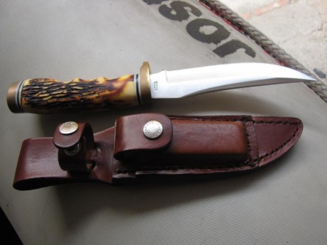 vendo machete de caza,comprado en  U.S.A. y con poco uso, precio de 38 euros con el envío incluido. wasat 00