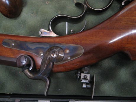 Hola, un amigo me ha pedido que le anuncie este rifle, con maleta, embudo y baqueta carga/limpieza, así 11