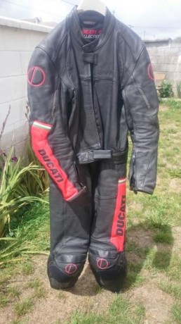 Hola,vendo mono de cuero de dos piezas Dainese Ducati talla 52,el motivo de la venta es que ya no me entra,esta 02