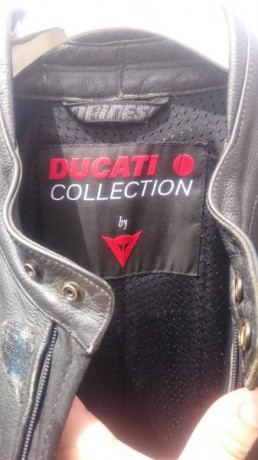 Hola,vendo mono de cuero de dos piezas Dainese Ducati talla 52,el motivo de la venta es que ya no me entra,esta 00