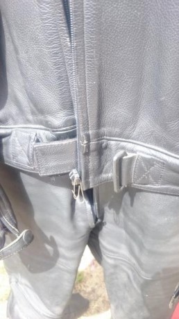 Hola,vendo mono de cuero de dos piezas Dainese Ducati talla 52,el motivo de la venta es que ya no me entra,esta 12
