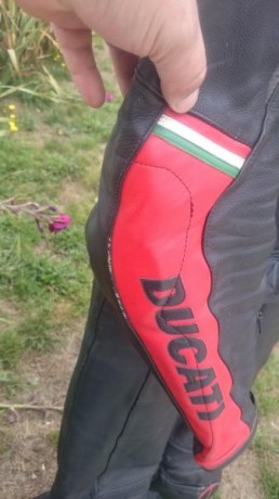 Hola,vendo mono de cuero de dos piezas Dainese Ducati talla 52,el motivo de la venta es que ya no me entra,esta 11