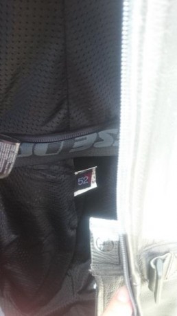Hola,vendo mono de cuero de dos piezas Dainese Ducati talla 52,el motivo de la venta es que ya no me entra,esta 10