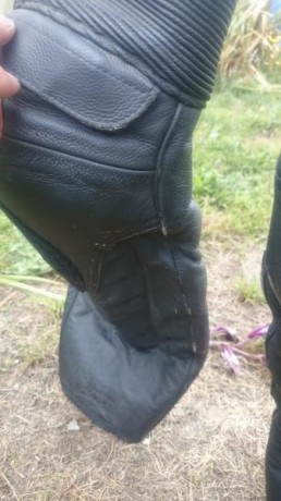 Hola,vendo mono de cuero de dos piezas Dainese Ducati talla 52,el motivo de la venta es que ya no me entra,esta 21