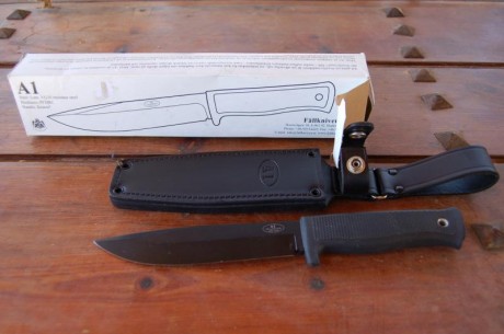 A la venta este Fallkniven A1 en negro, con funda de cuero, con caja. Está sin uso, aunque tiene marcas 02