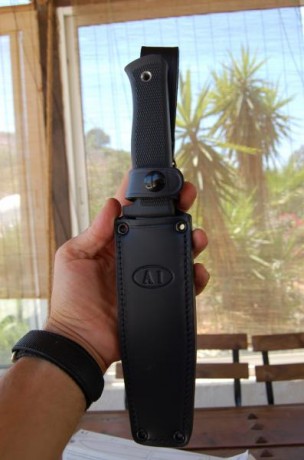 A la venta este Fallkniven A1 en negro, con funda de cuero, con caja. Está sin uso, aunque tiene marcas 20