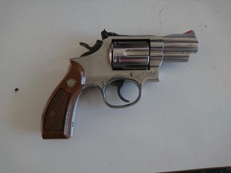 Revólver en perfectísimo estado de conservación y uso. Incluyo dos fundas interiores, una negra de piel 02