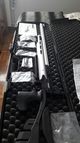 Un compañero del club me pide que le anuncie esta carabina, como recién estrenada y que compró para su 22