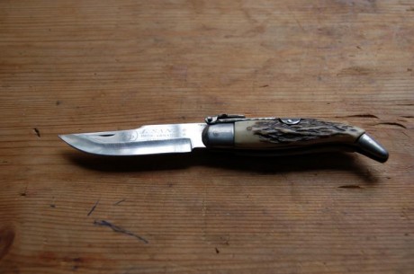 Navaja J. Sanz de teja, modelo pequeño, cachas en asta. Está usada y reafilada.
Es la pequeña de arriba 02