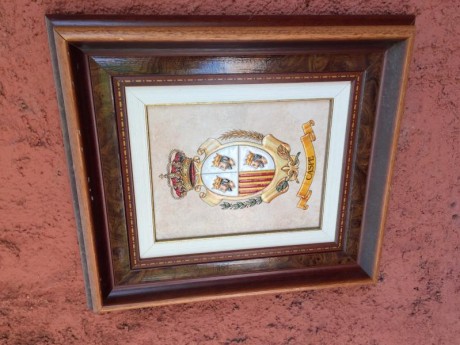 Escudo heráldico de Caspe (Zaragoza )
sobre baldosa en relieve y en perfecto estado, de unos 50 cm por 02