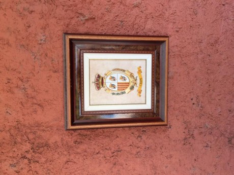 Escudo heráldico de Caspe (Zaragoza )
sobre baldosa en relieve y en perfecto estado, de unos 50 cm por 01