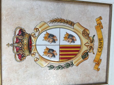 Escudo heráldico de Caspe (Zaragoza )
sobre baldosa en relieve y en perfecto estado, de unos 50 cm por 00