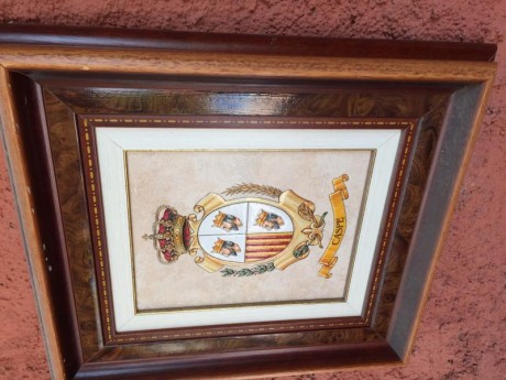 Escudo heráldico de Caspe (Zaragoza )
sobre baldosa en relieve y en perfecto estado, de unos 50 cm por 31