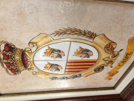Escudo heráldico de Caspe (Zaragoza )
sobre baldosa en relieve y en perfecto estado, de unos 50 cm por 30