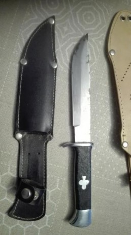 Hola un amigo me ha pedido que le ponga a la venta estos machetes, pero desconocemos su valor.El de bajo 02