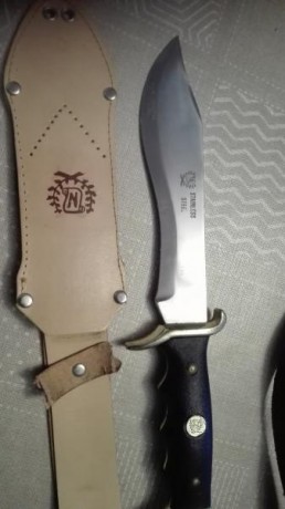 Hola un amigo me ha pedido que le ponga a la venta estos machetes, pero desconocemos su valor.El de bajo 01