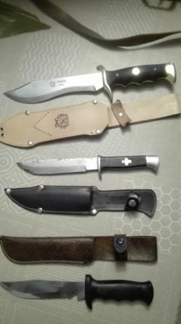 Hola un amigo me ha pedido que le ponga a la venta estos machetes, pero desconocemos su valor.El de bajo 00