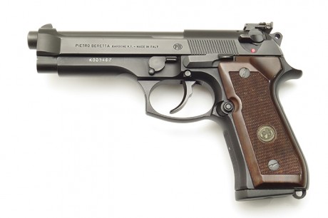 Vendo Beretta modelo 92 SF en impecable estado. Muy poco usada, como hasta puede verse en las fotos. 
Incluye 02