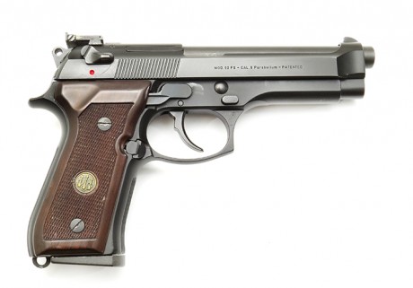 Vendo Beretta modelo 92 SF en impecable estado. Muy poco usada, como hasta puede verse en las fotos. 
Incluye 01