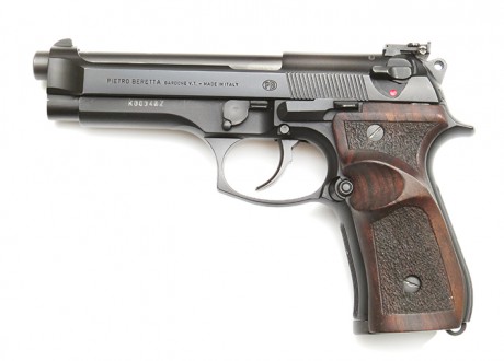 Vendo Beretta modelo 92 SF en impecable estado. Muy poco usada, como hasta puede verse en las fotos. 
Incluye 11