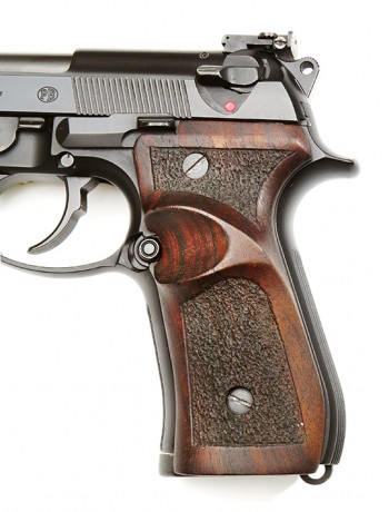 Vendo Beretta modelo 92 SF en impecable estado. Muy poco usada, como hasta puede verse en las fotos. 
Incluye 10