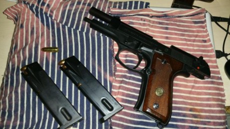 Hola muy buenas vendo este arma recién revisado como podréis ver muy muy cuidado con las cachas originales 02