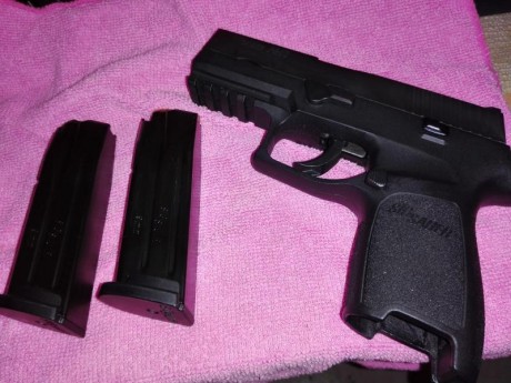 Me vendo la Sig Sauer P-250 con unos 100 tiros pegaos , se puede probar en el campo de tiro de Terrassa 12