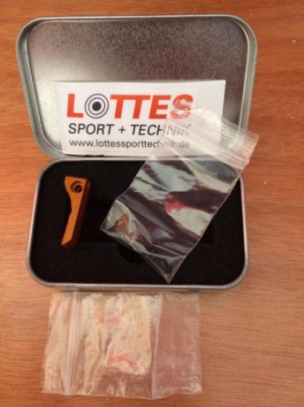 Vendo cola de disparador de LOTTES prácticamente nueva. Se entrega con su estuche metálico, pegatinas 01