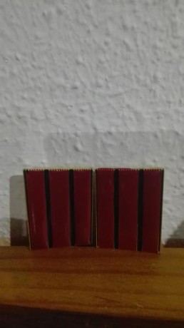 Se vende galones de cabo esmaltados con pines años 80,perfectos, además regalo galones soldado primera 02
