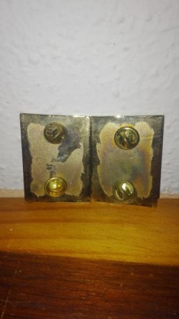 Se vende galones de cabo esmaltados con pines años 80,perfectos, además regalo galones soldado primera 01
