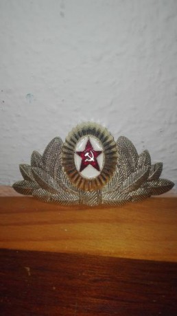 Se vende insignia gorra/gorro Ejército soviético años 80,perfecta.5 euros. 01