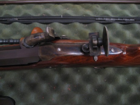 Hola, un amigo me ha pedido que le anuncie este rifle, con maleta, embudo y baqueta carga/limpieza, así 22