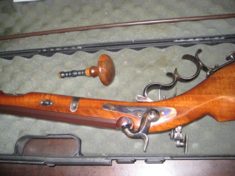 Hola, un amigo me ha pedido que le anuncie este rifle, con maleta, embudo y baqueta carga/limpieza, así 20