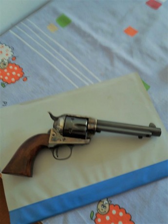 Hola. Un amigo vende revolver pacificador de Uberti, en uso, de cinco pulgadas y media, y 45 long colt. 02